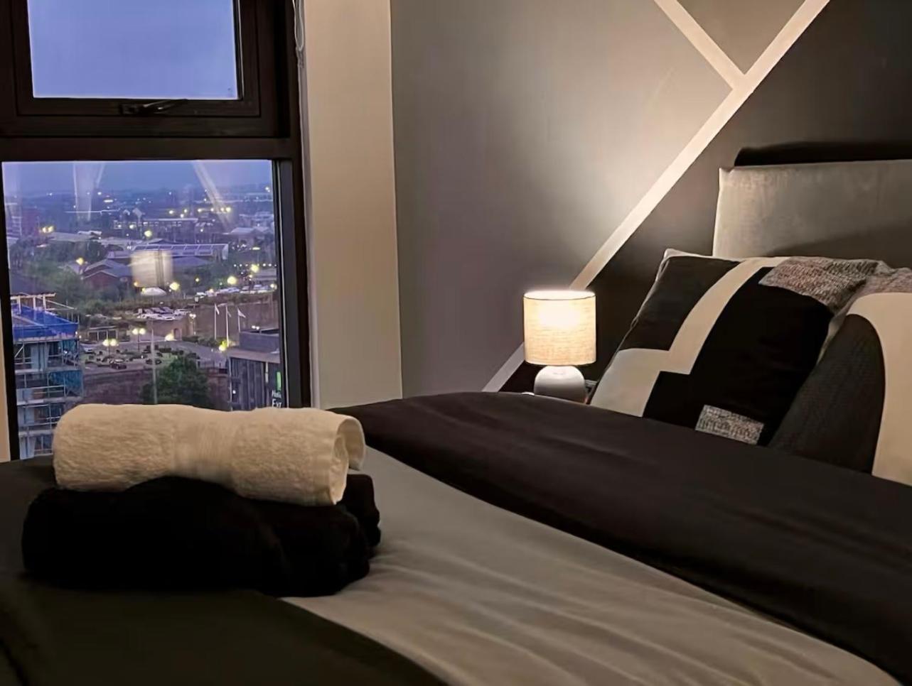 Penthouse Gem, Central, Scenic Views, Stylish, Modern, City Centre 2Br Sheffield Bagian luar foto